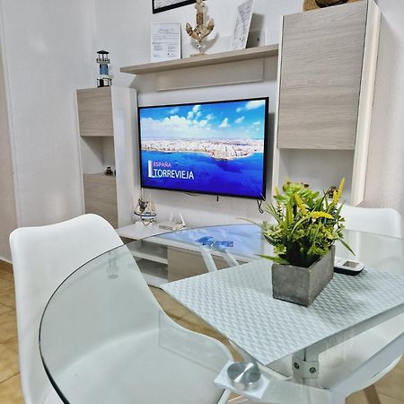 La Casa De Veronica - Serene Apartment With Shared Pool, Steps From The Beach Torrevieja Buitenkant foto