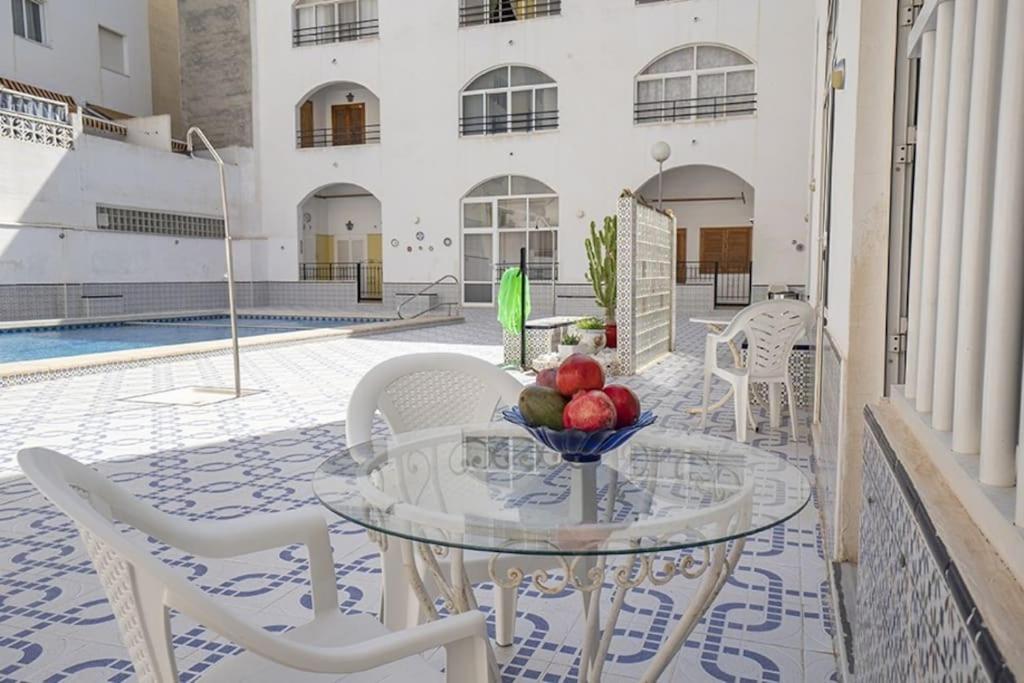 La Casa De Veronica - Serene Apartment With Shared Pool, Steps From The Beach Torrevieja Buitenkant foto