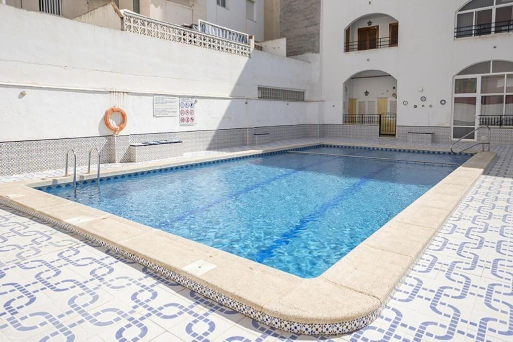 La Casa De Veronica - Serene Apartment With Shared Pool, Steps From The Beach Torrevieja Buitenkant foto