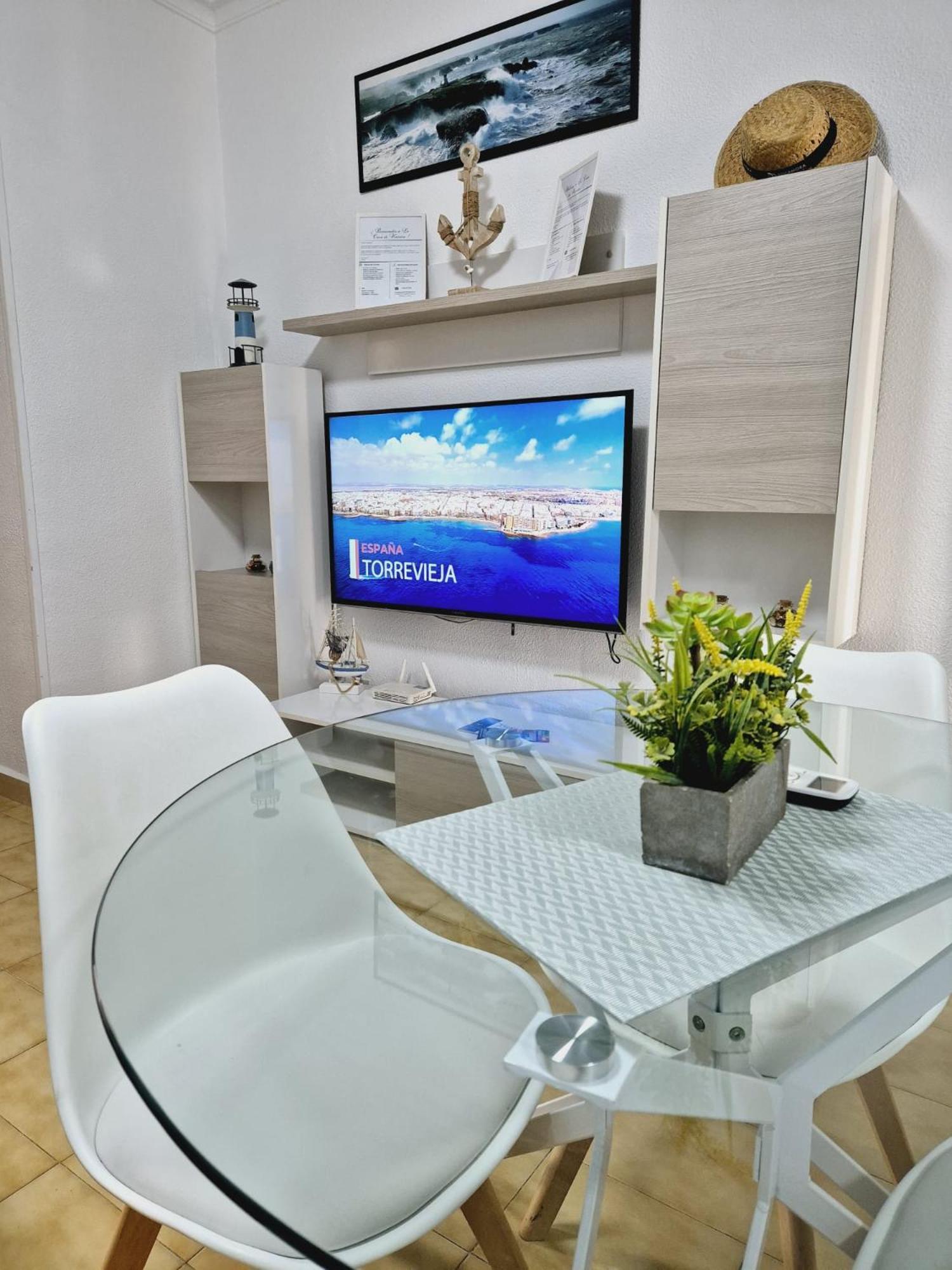 La Casa De Veronica - Serene Apartment With Shared Pool, Steps From The Beach Torrevieja Buitenkant foto
