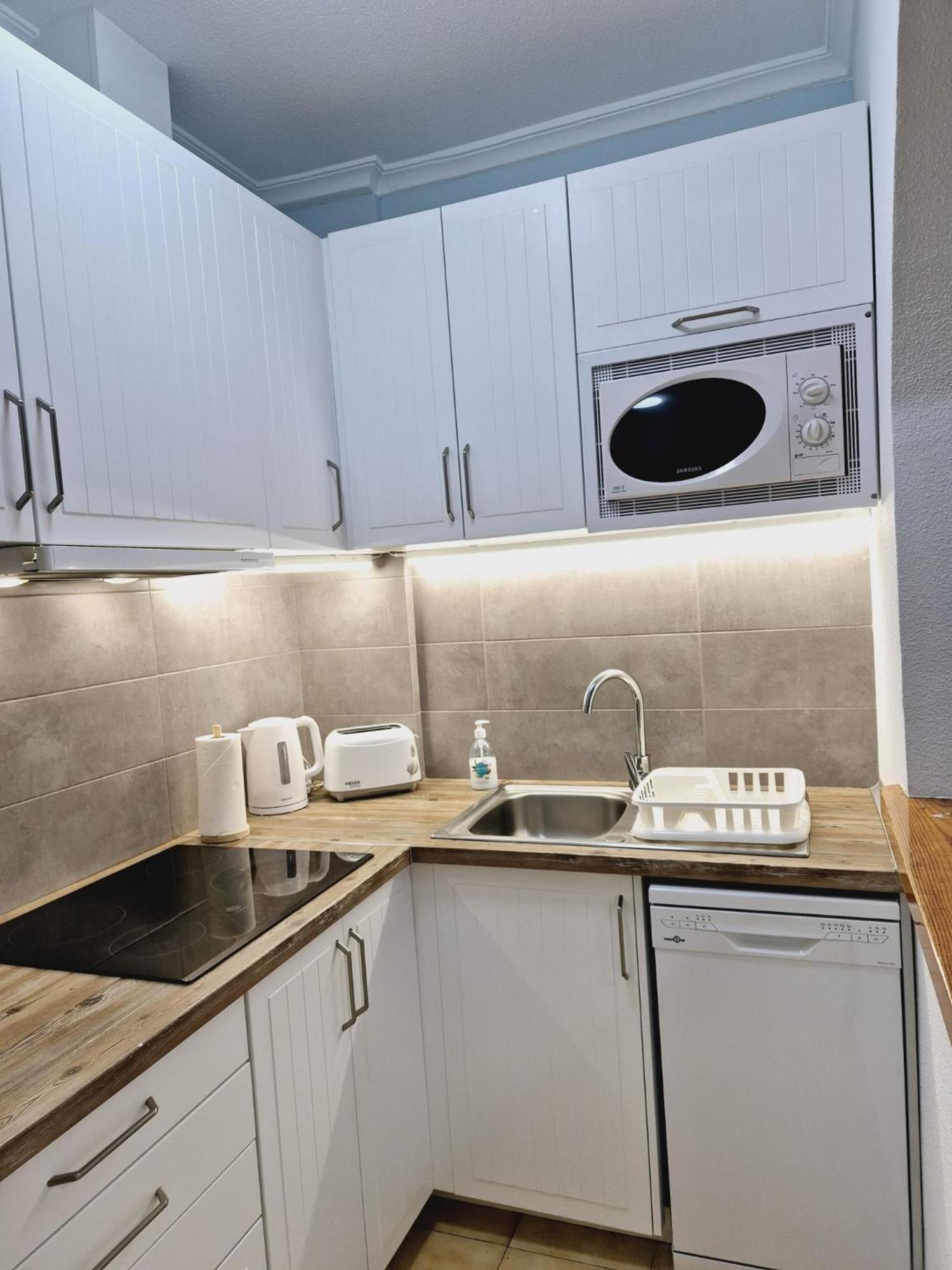 La Casa De Veronica - Serene Apartment With Shared Pool, Steps From The Beach Torrevieja Buitenkant foto