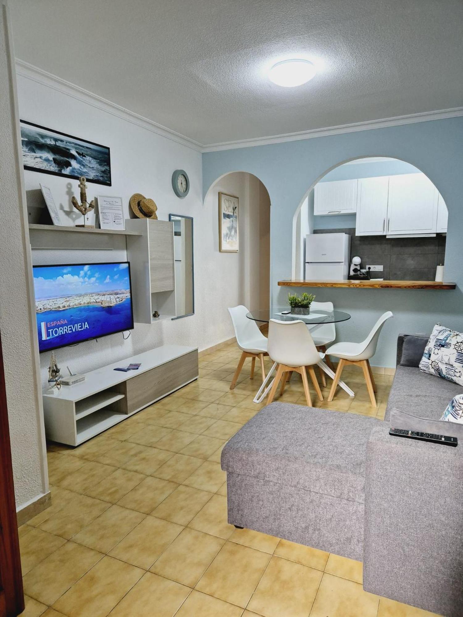 La Casa De Veronica - Serene Apartment With Shared Pool, Steps From The Beach Torrevieja Buitenkant foto