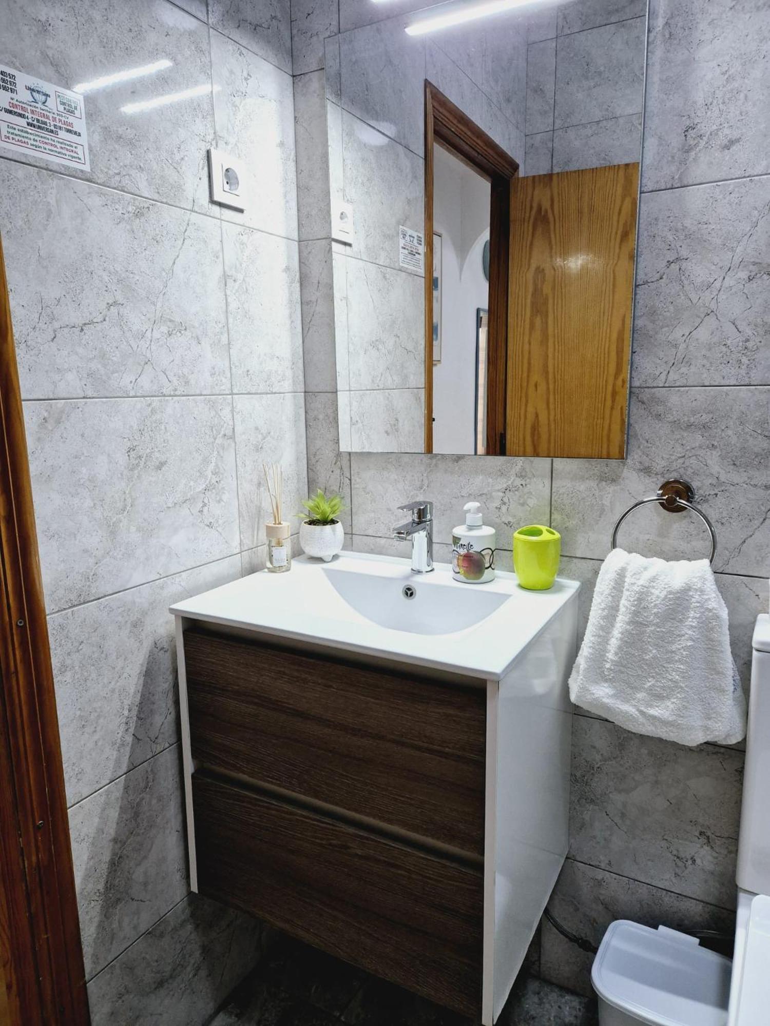 La Casa De Veronica - Serene Apartment With Shared Pool, Steps From The Beach Torrevieja Buitenkant foto