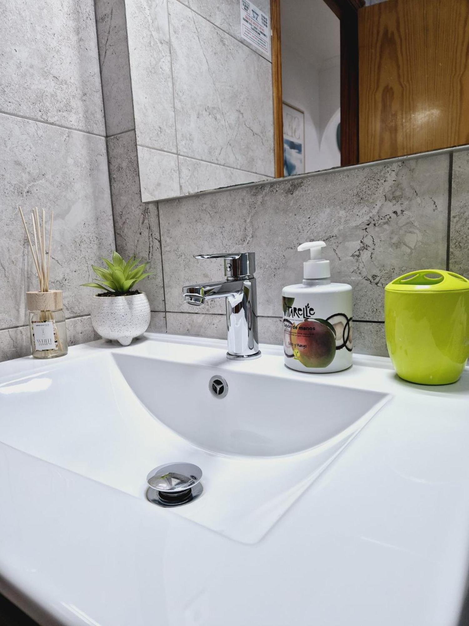 La Casa De Veronica - Serene Apartment With Shared Pool, Steps From The Beach Torrevieja Buitenkant foto