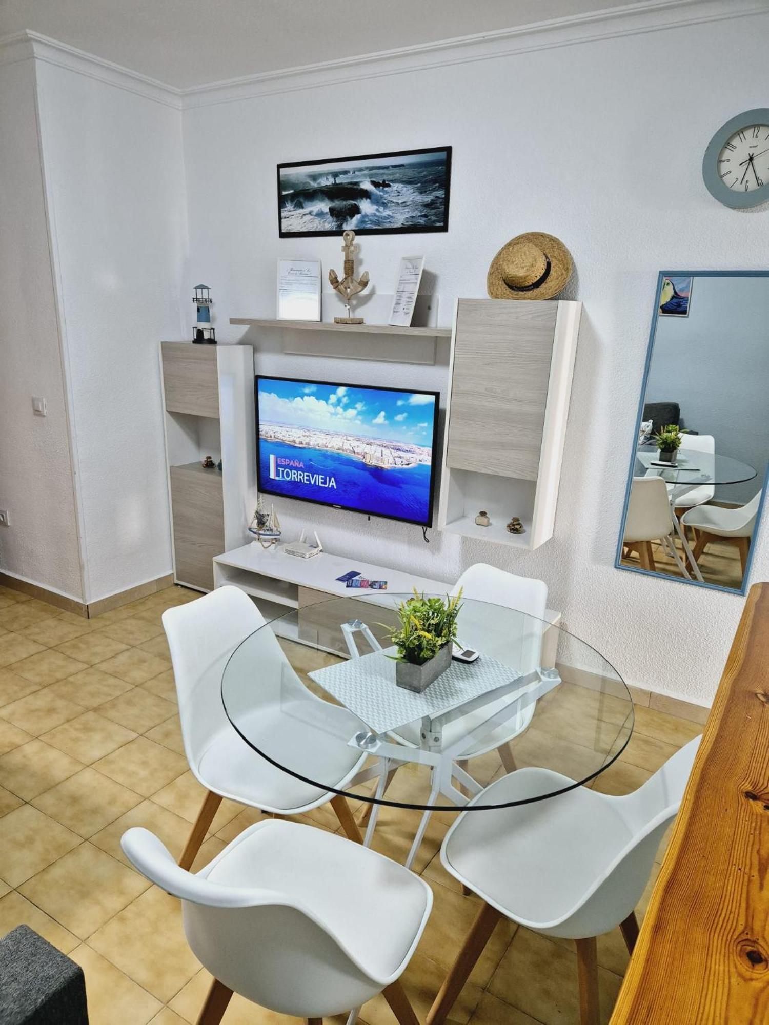 La Casa De Veronica - Serene Apartment With Shared Pool, Steps From The Beach Torrevieja Buitenkant foto