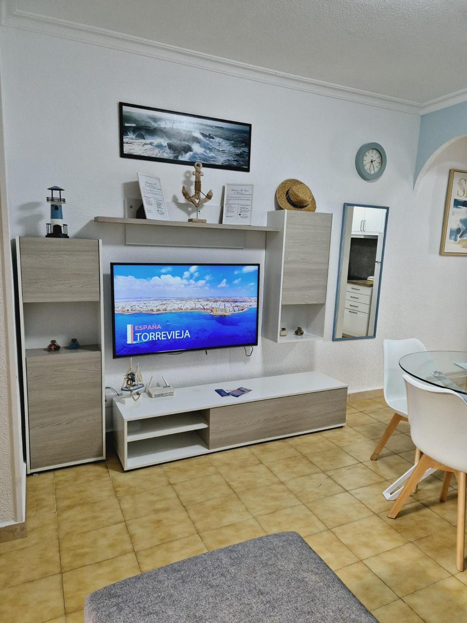 La Casa De Veronica - Serene Apartment With Shared Pool, Steps From The Beach Torrevieja Buitenkant foto