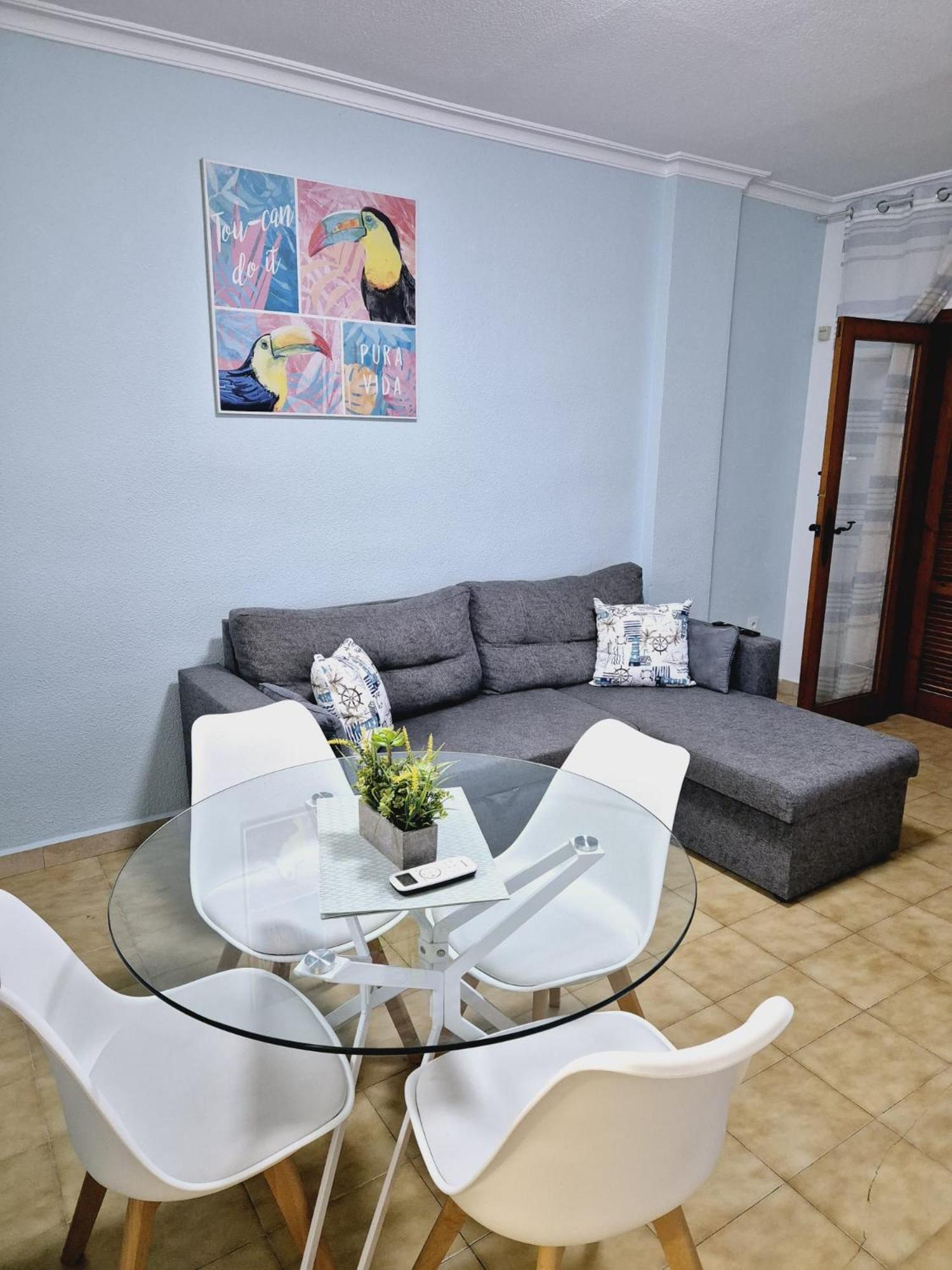 La Casa De Veronica - Serene Apartment With Shared Pool, Steps From The Beach Torrevieja Buitenkant foto